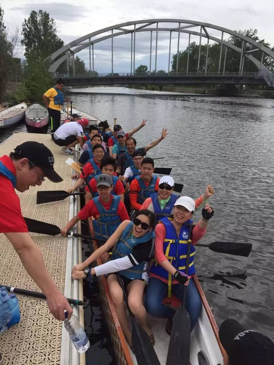 问鼎- 中国女排首战险胜多米尼加 