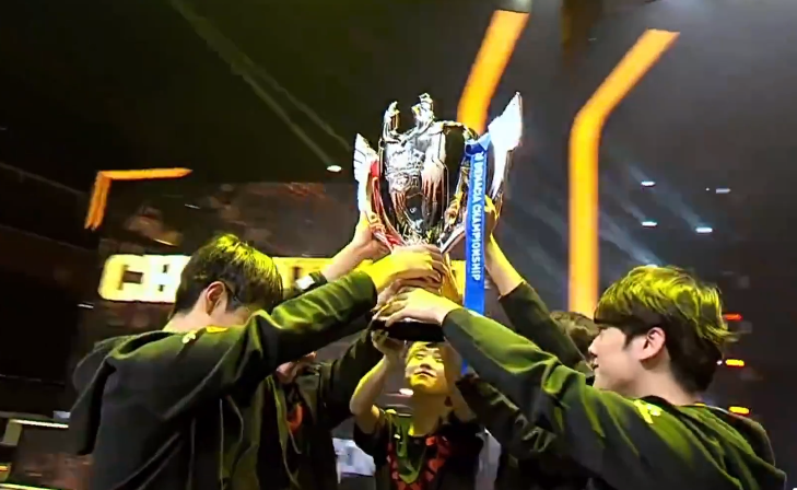 问鼎-莱万多夫斯基重要时刻表现优异，TES带队取胜！热度持续攀升(莱万多夫斯基22年世界杯)