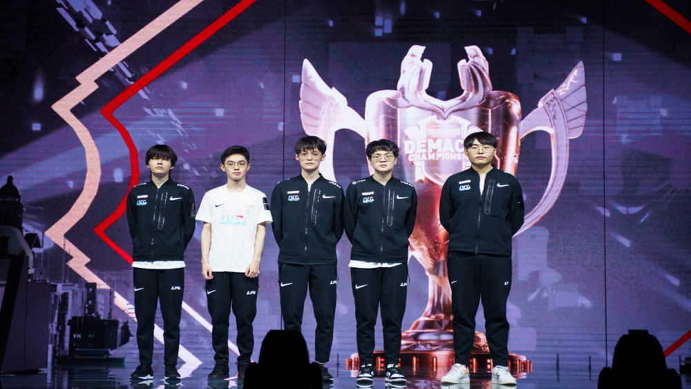 问鼎-包含Uzi爆冷击败巴塞罗那，战术调整引爆全场！的词条