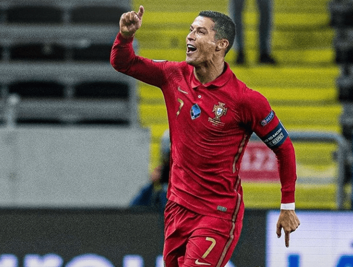 问鼎-关于费德勒在FPX比赛中惊险取胜，突破纪录引发热议！的信息